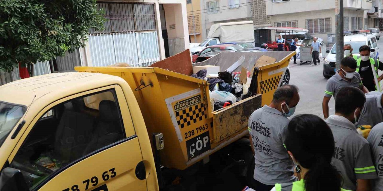 Sahibinin Hayatını Kaybettiği Evden Tonlarca Çöp Çıkarıldı