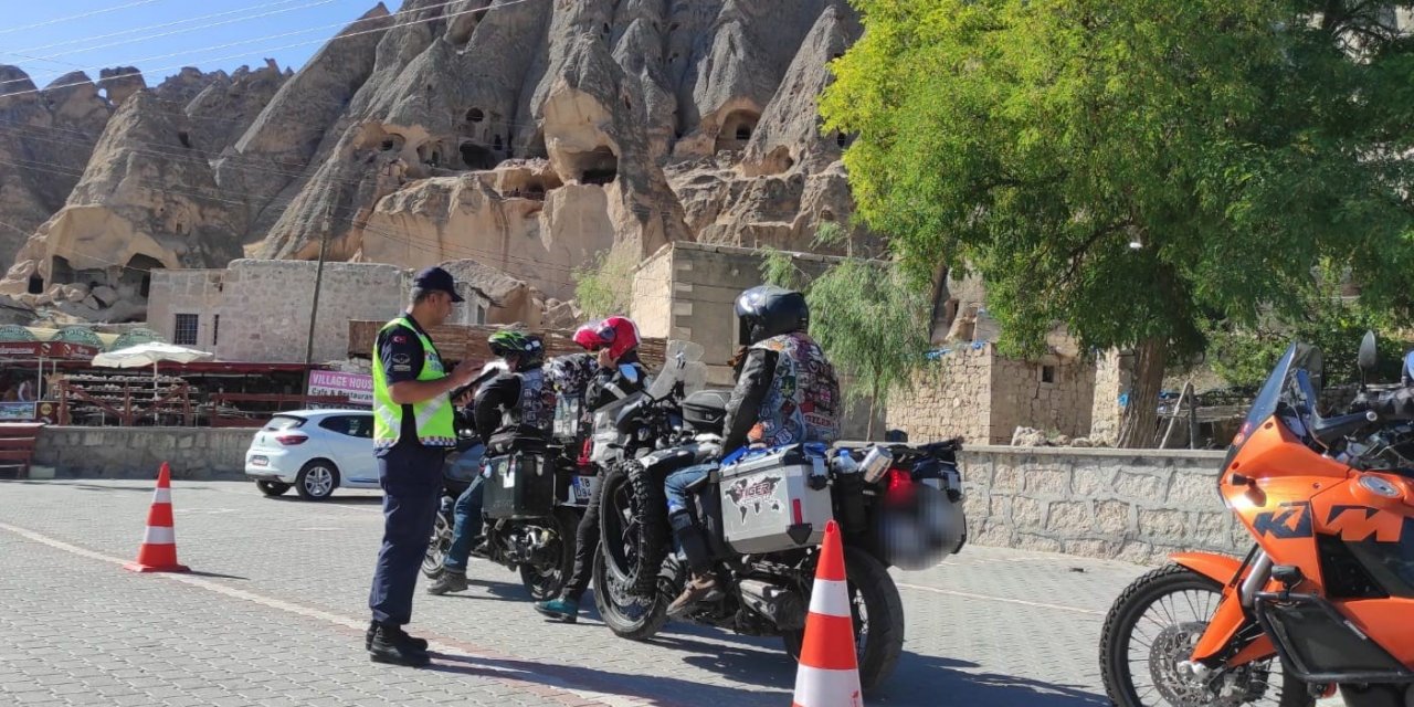 Aksaray’da Trafik Jandarmaları Motosiklet Denetiminde