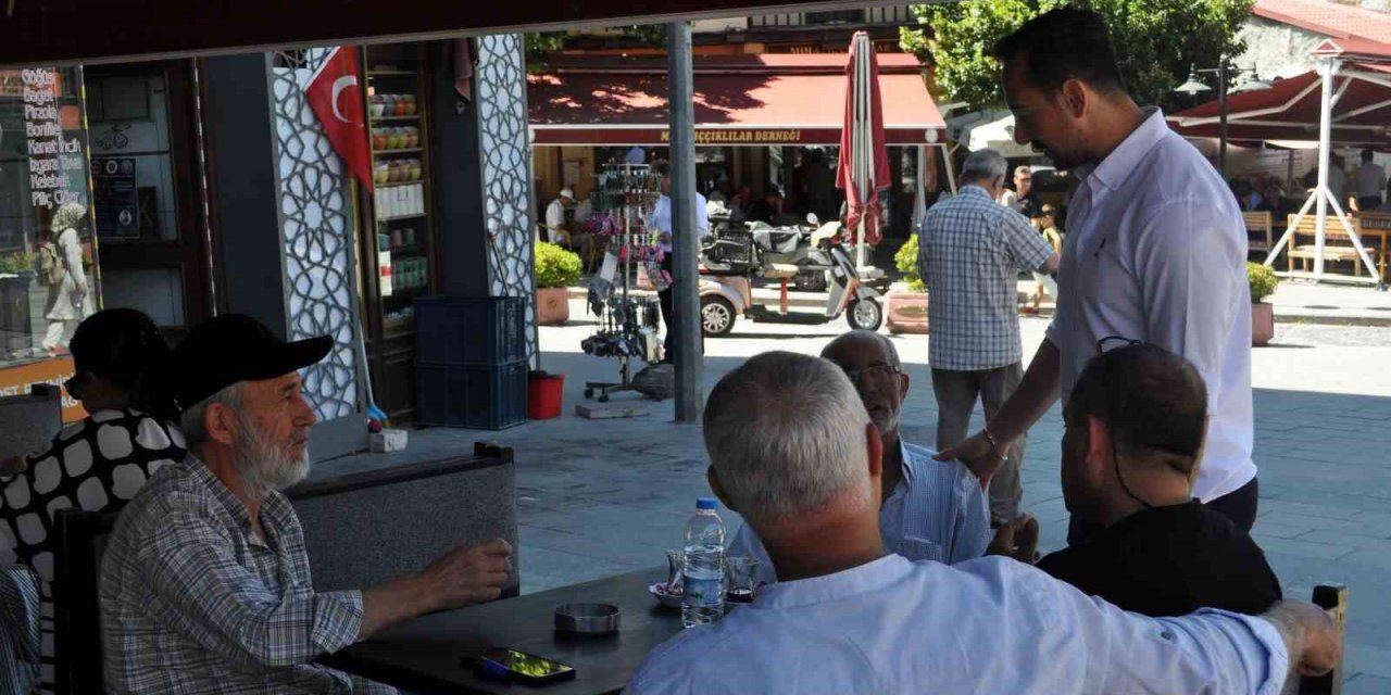 Genç Muhtar Baba Mesleğini Ve Esnaflığı Bir Arada Götürerek Takdir Topluyor