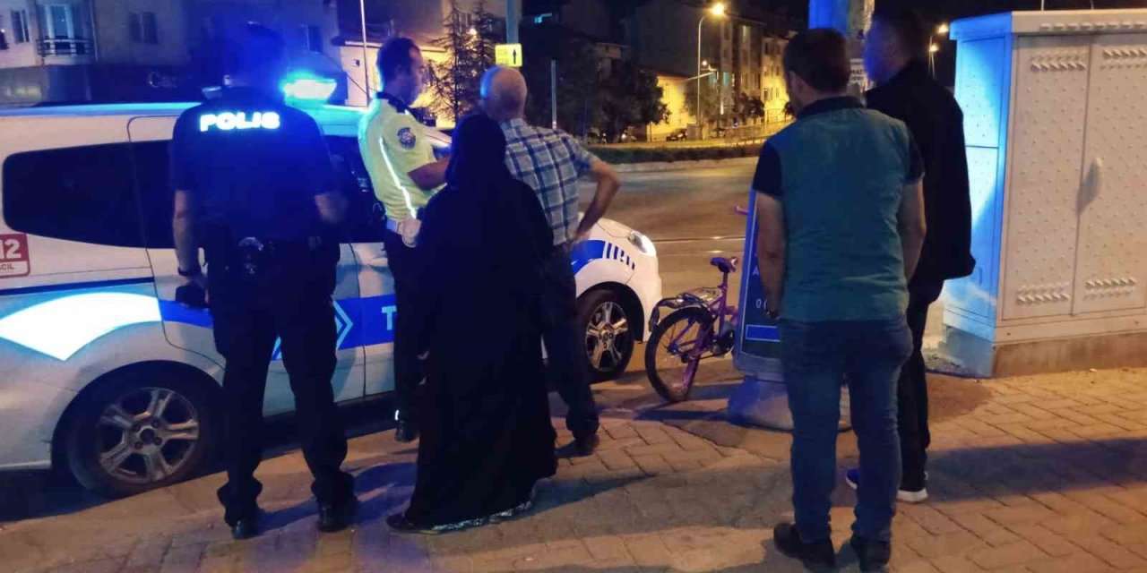 Kırmızı Işığa Rağmen Sürat Yaptığı İddia Edilen Otomobil Bisikletli Kız Çocuğuna Çarptı