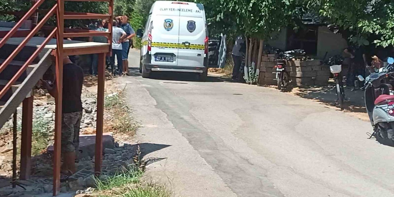 Antalya’da Cinnet Geçiren Şahıs Önce Eşini, Sonra Kendini Öldürdü