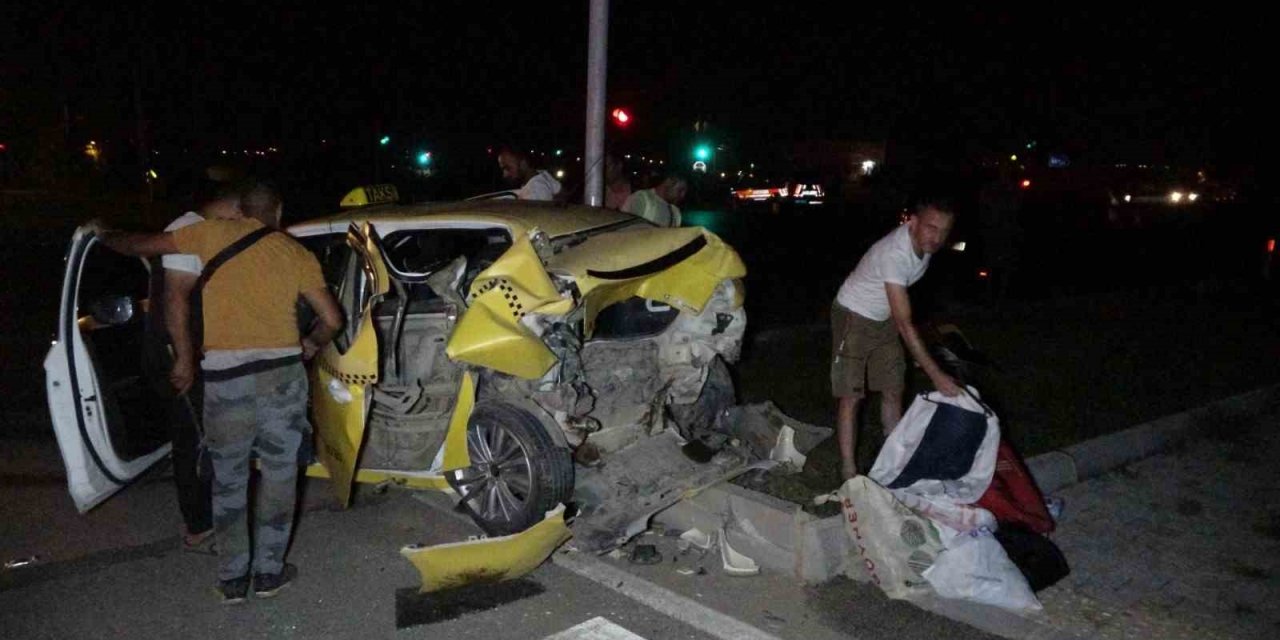 Tur Minibüsü Ticari Taksiyle Çarpıştı: 2’si Turist 3 Yaralı