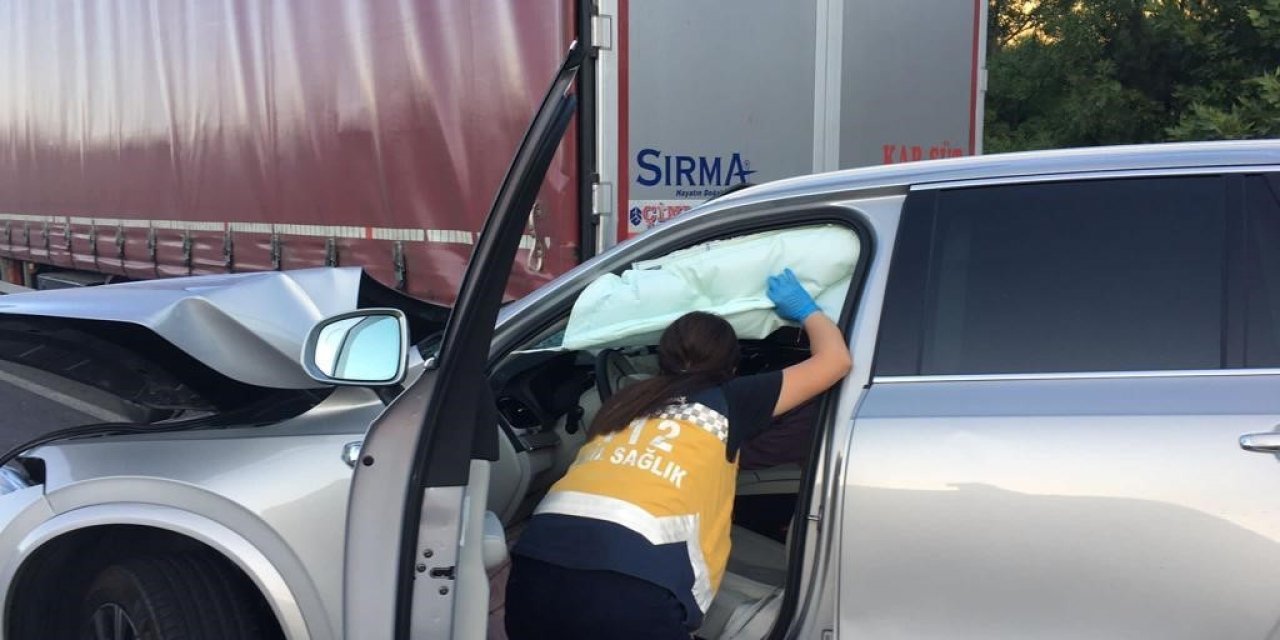 Kazada Yaralanan Ünlü Şarkıcı Tan, Konserini İptal Ettirmeyip Sevenlerini Coşturdu