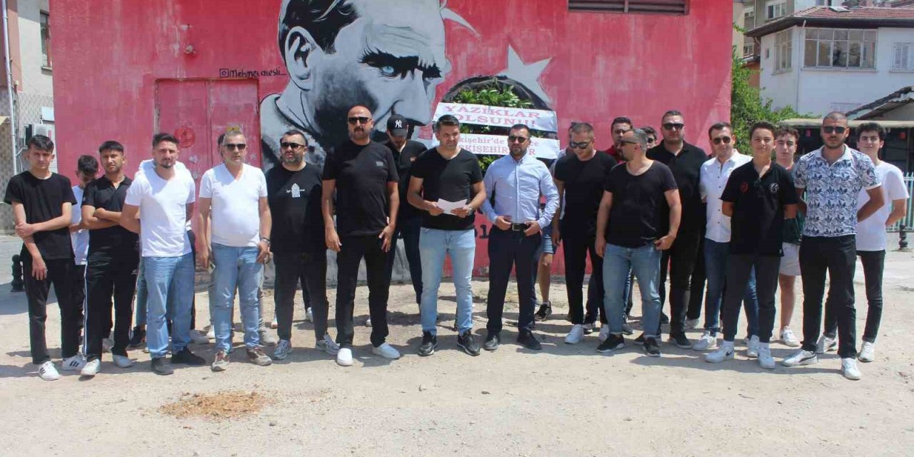 Eskişehirsporlu Taraftarlardan İyi Parti Odunpazarı İlçe Başkanı’na Çelenkli Tepki