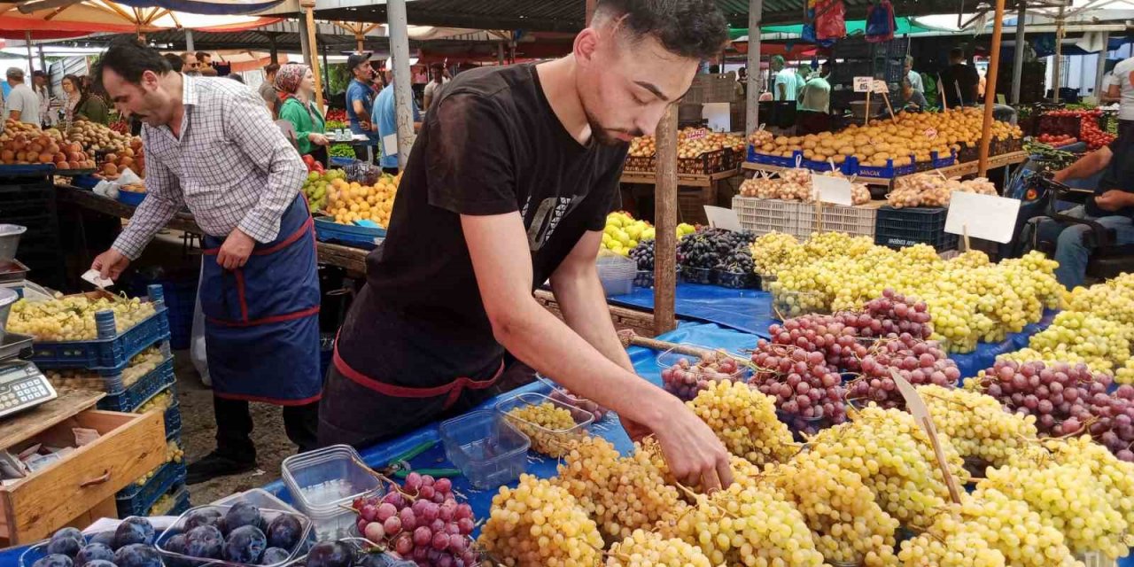 Pazar Tezgahları Üzümle Süslendi