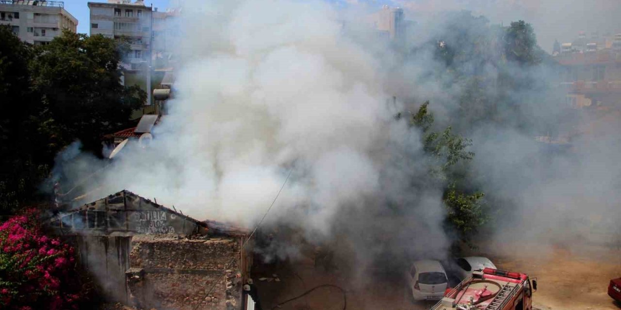 Alev Alev Yanan Tarihi Ev Mahalleliyi Sokağa Döktü