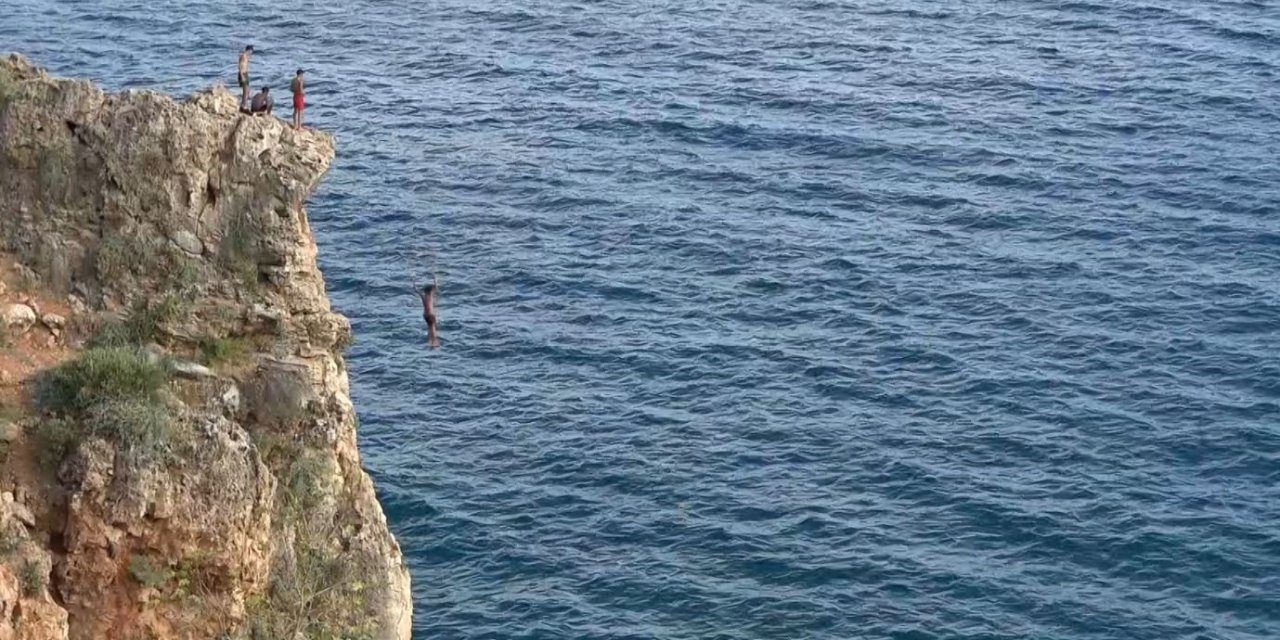 30 Metrelik Falezlerde Gençlerin Ölüm Oyunu