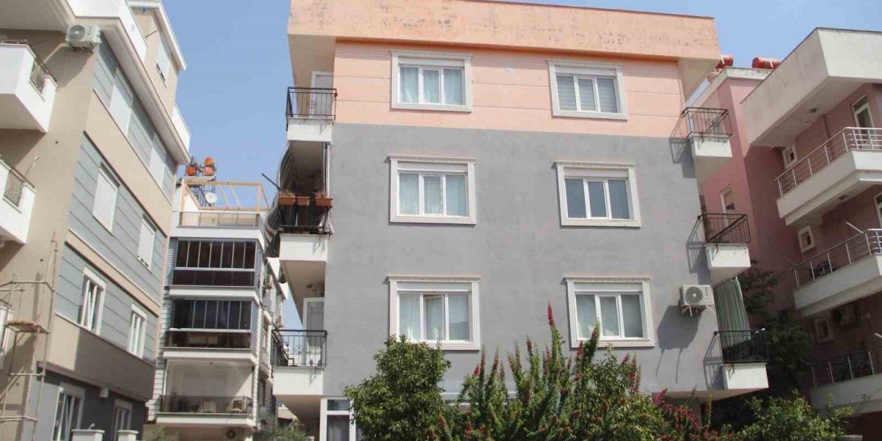 Kapıya Fırlatıp Kırdıkları Çiğ Yumurtalarla Dairenin Önünü Çöplüğe Çevirdiler