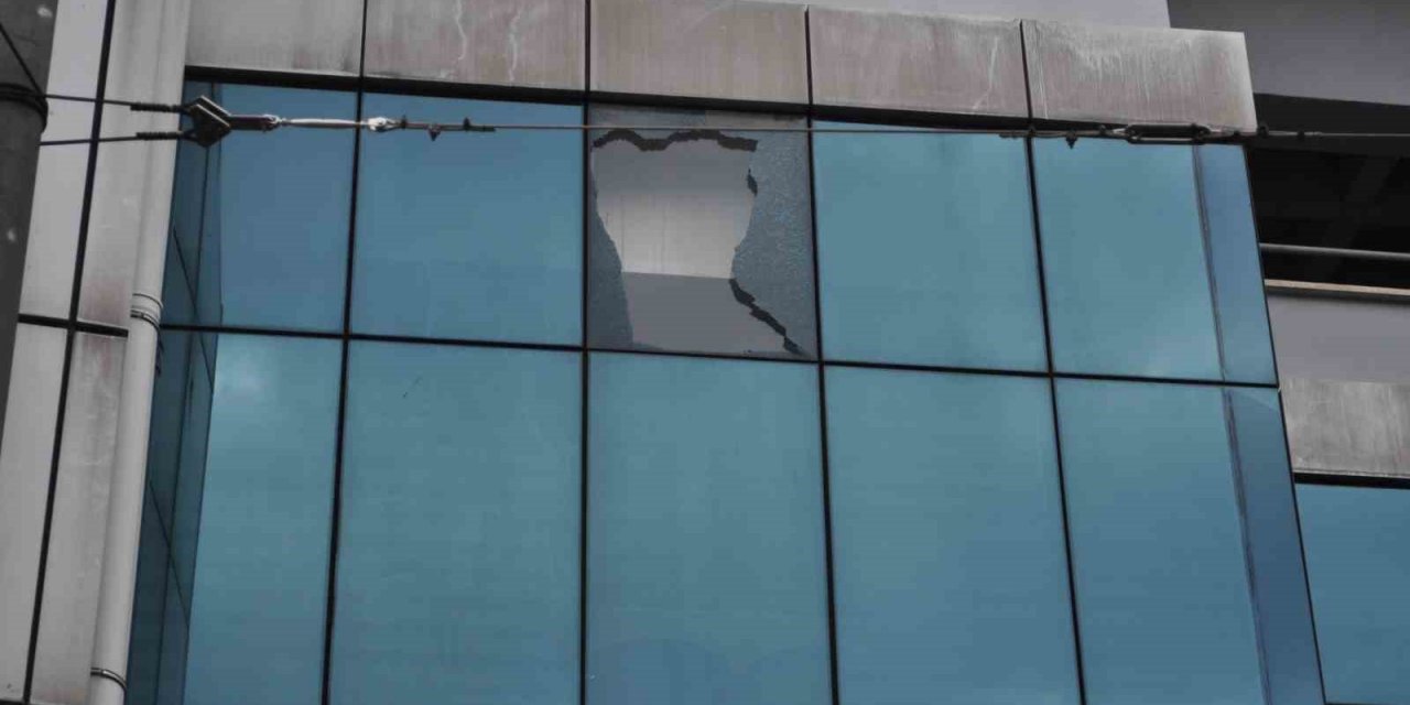Şiddetli Rüzgâr Sonucunda Patlayan Camın Küçük Parçaları Vatandaşların Kafasına Düştü