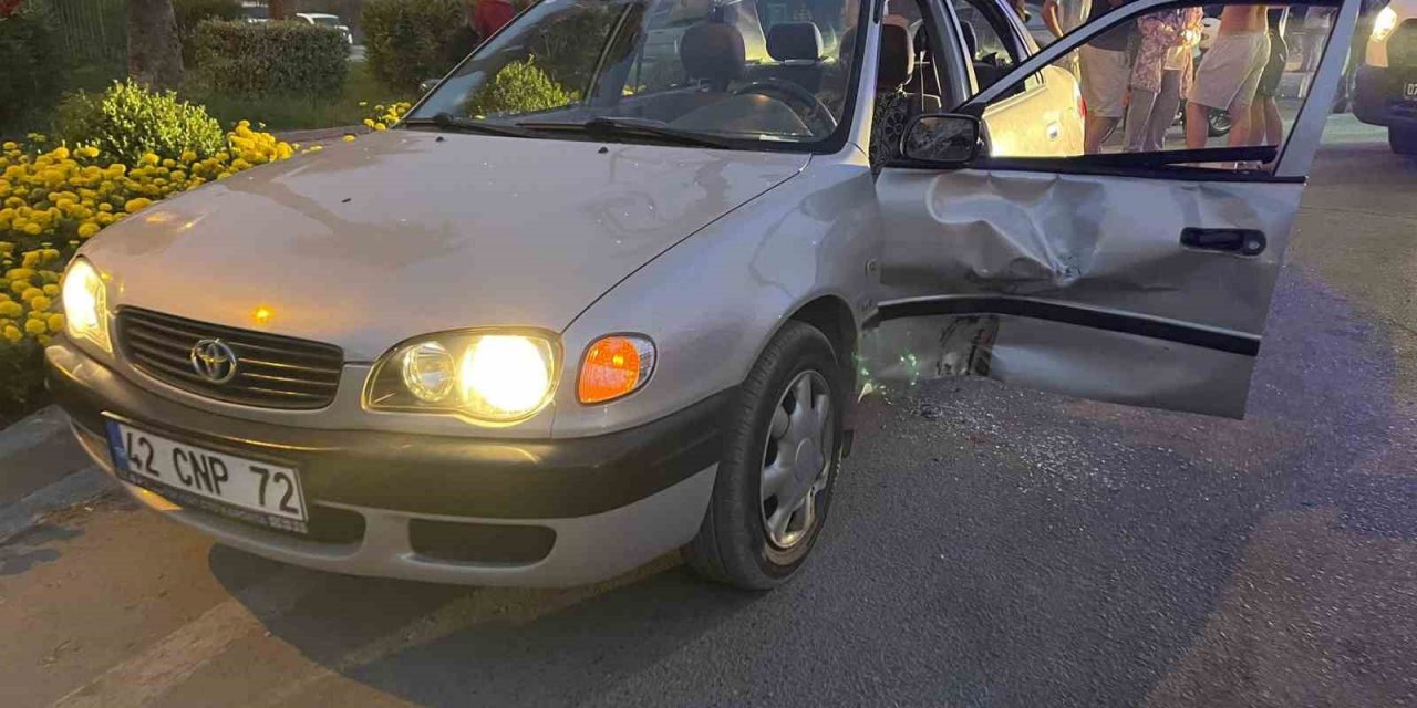 Otoparktan Çıkan Otomobile Çarpan Motosiklet Sürücüsü Ağır Yaralandı