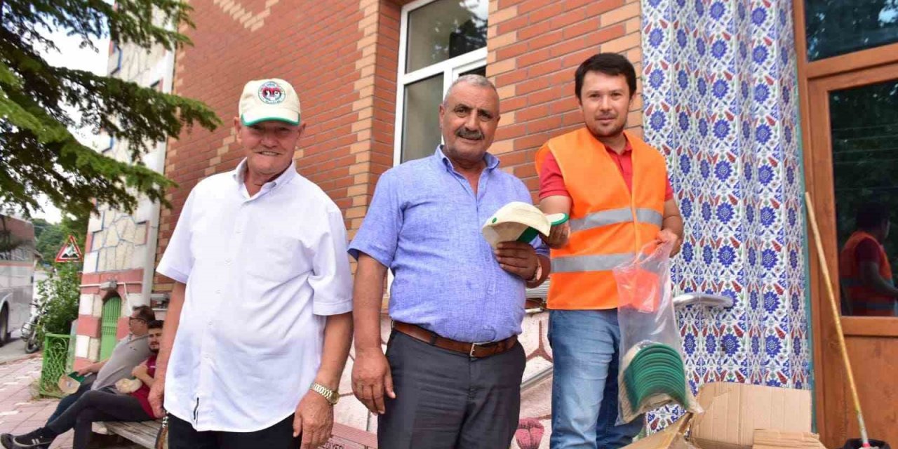 İnönü Belediyesi İlçe Genelinde Vatandaşlara Şapka Dağıttı