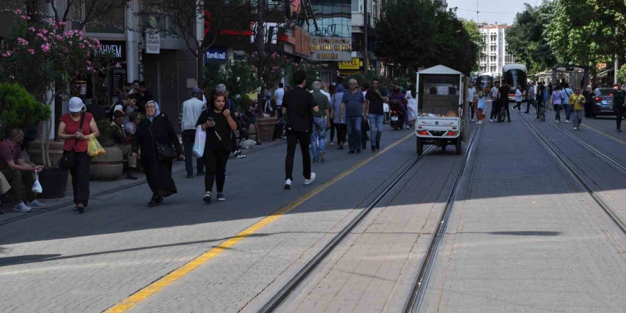 Güneşli Alanlardan Kaçınan Vatandaşlar Gölgelerde Kalabalık Oluşturdu