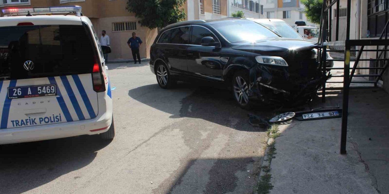 Eskişehir’de İki Araç Kafa Kafaya Çarpıştı