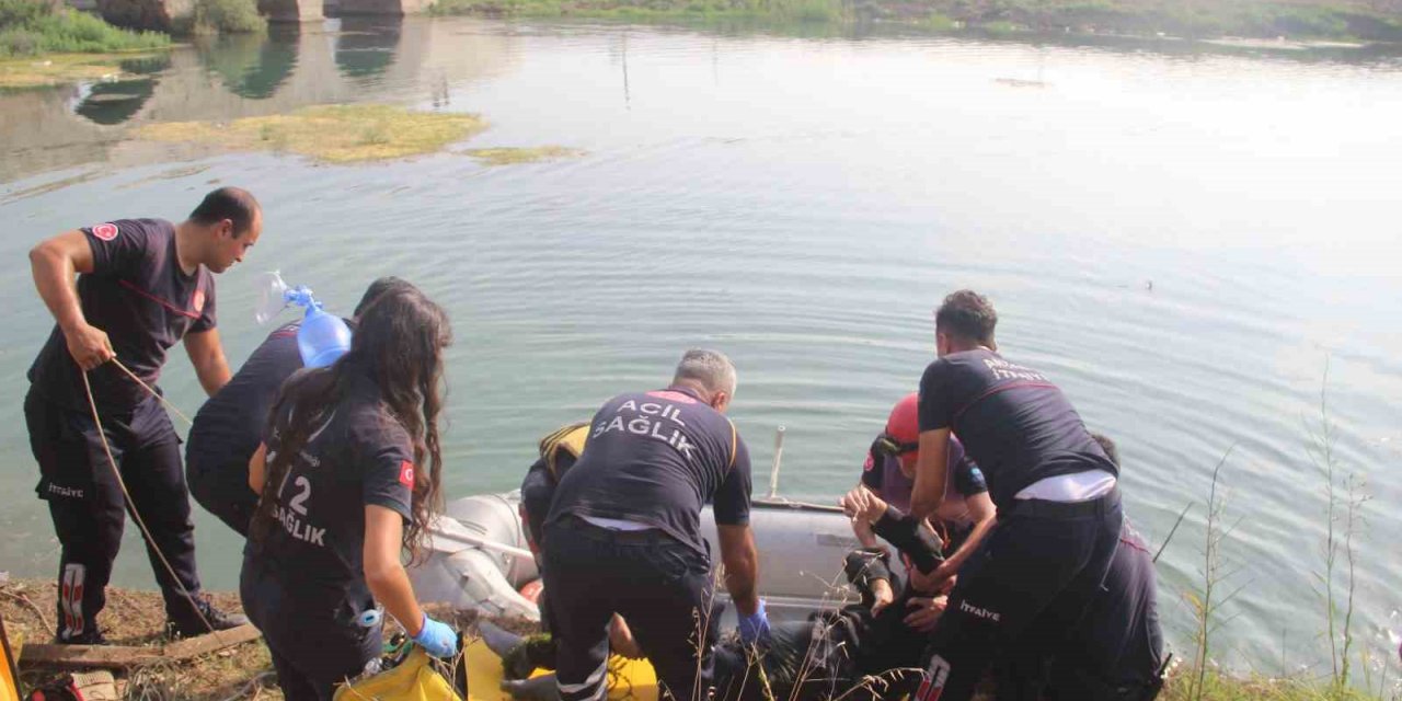 Köprüden Çaya Düşüp Çayın Ortasından Bitkin Halde Kurtarıldı Ancak Hayata Tutunamadı