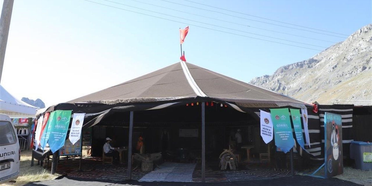Gökbel’de Kurulan Yörük Çadırı Ziyaretçi Akınına Uğradı