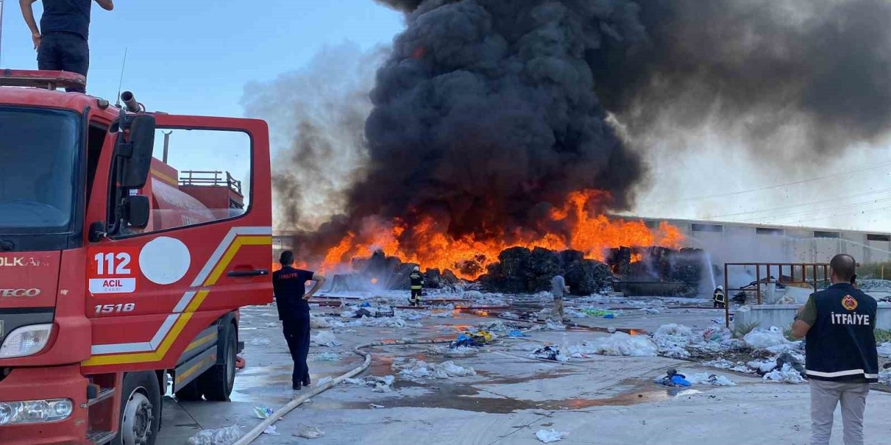 Geri Dönüşüm Tesisi Alev Alev Yanıyor