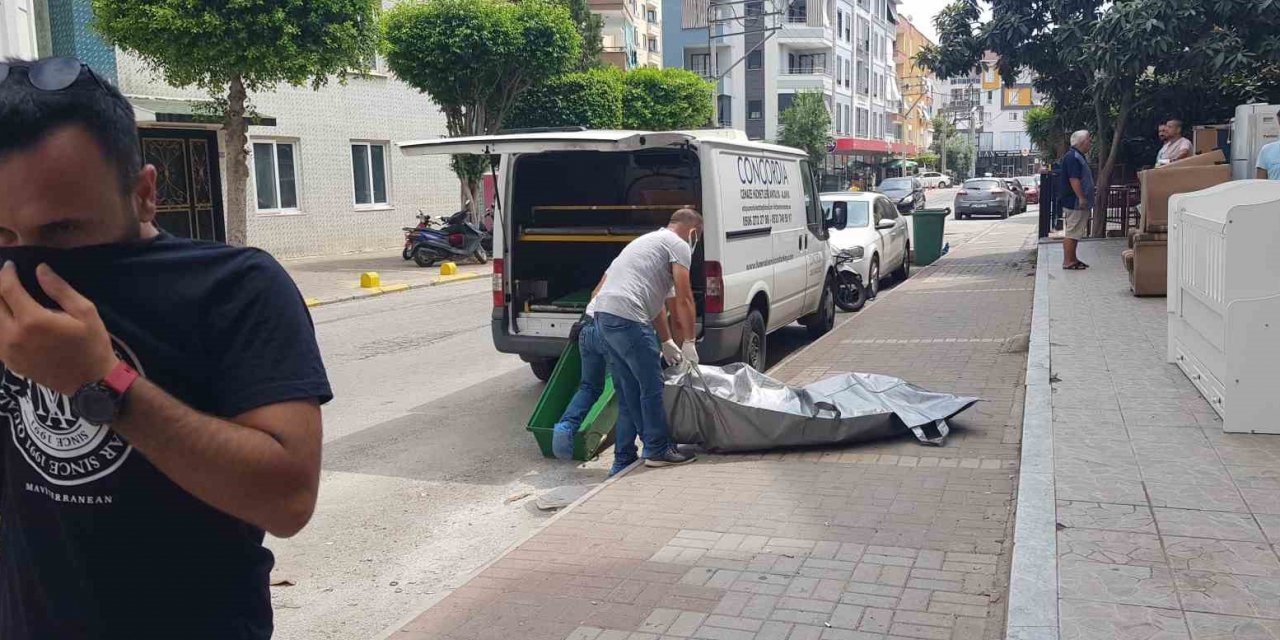 Finlandiyalı Kadın Alanya’daki Evinde Ölü Bulundu, Ekipler Kokudan Taşımakta Zorlandı