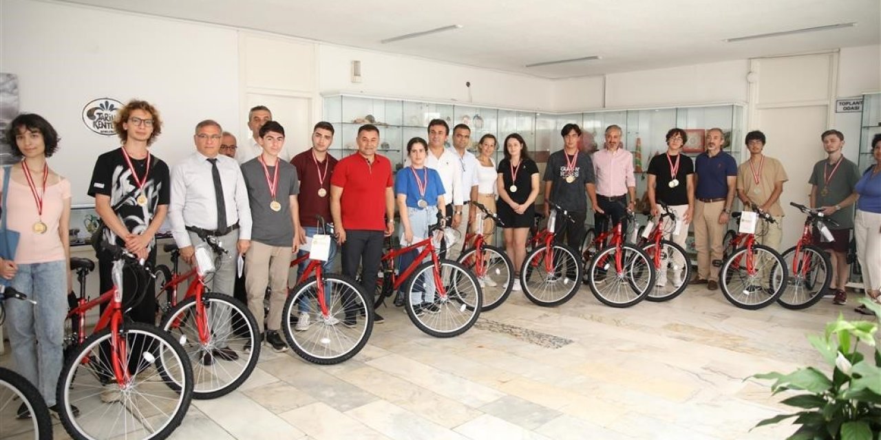 Başkan Yücel’den Yks Şampiyonlarına Hediye