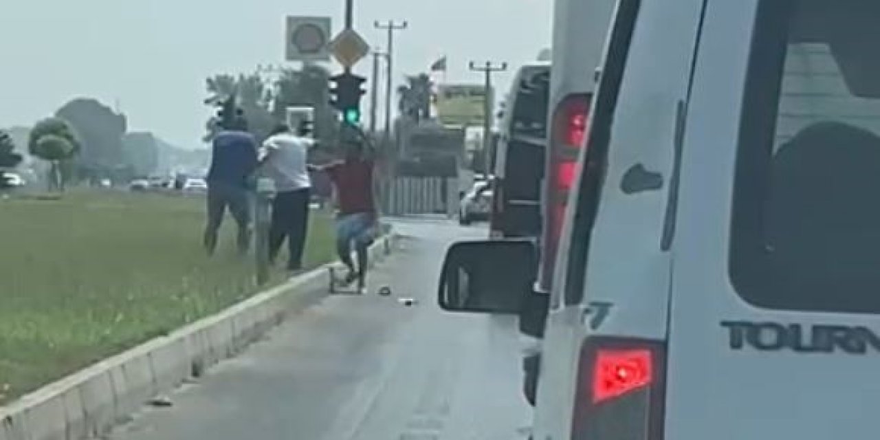 Tartıştıkları Minibüs Şoförünü Herkesin Gözü Önünde Darp Ettiler