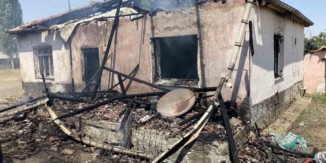 Konya’da Yangında Çocuklarını Dışarı Çıkarmaya Çalışan Anne Dumandan Etkilendi