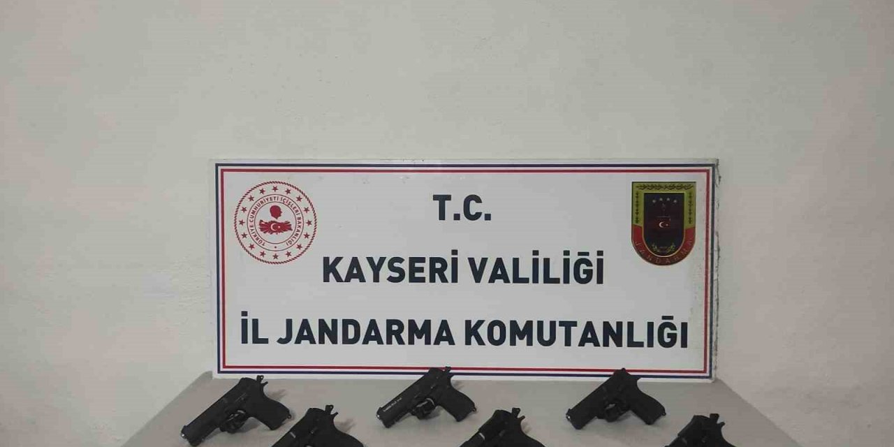 Kayseri’de Ruhsatsız Tabancaları Piyasaya Sürmek İsteyen Şahıs Jandarmadan Kaçamadı