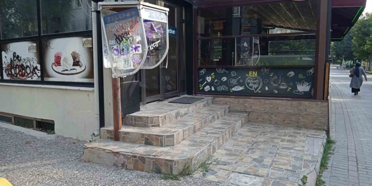 Eskişehir’de Sokak Başındaki Telefon Kulübesi Parçalanmaya Yüz Tuttu