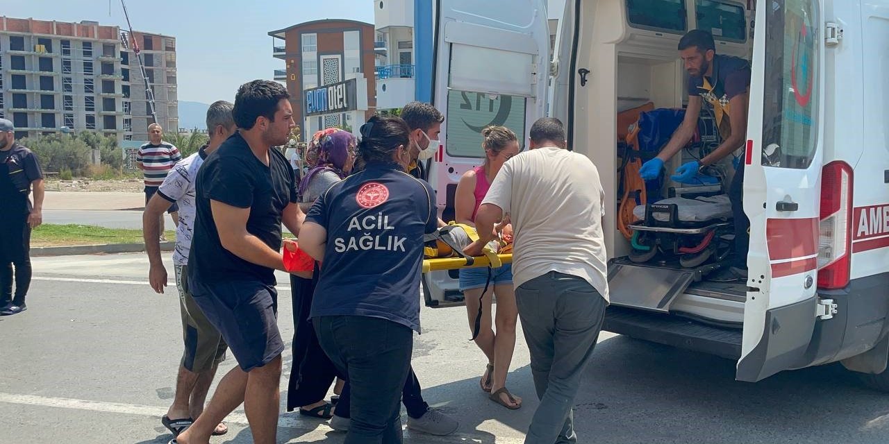 Düğün Konvoyu Geçerken Yola Çıkan Çocuğa Otomobil Çarptı