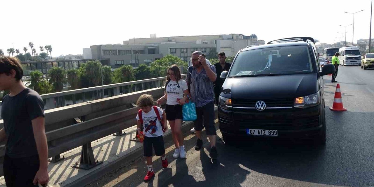 Lastiği Patlayan Tur Minibüsü 3 Araçlı Kazaya Neden Oldu: 3 Yaralı