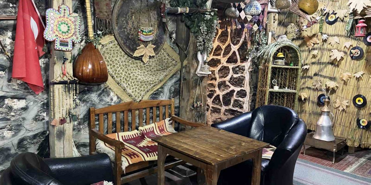 Emekli Öğretmenin Tarihi Konaktaki Otantik Kafesi Geçmişe Götürüyor