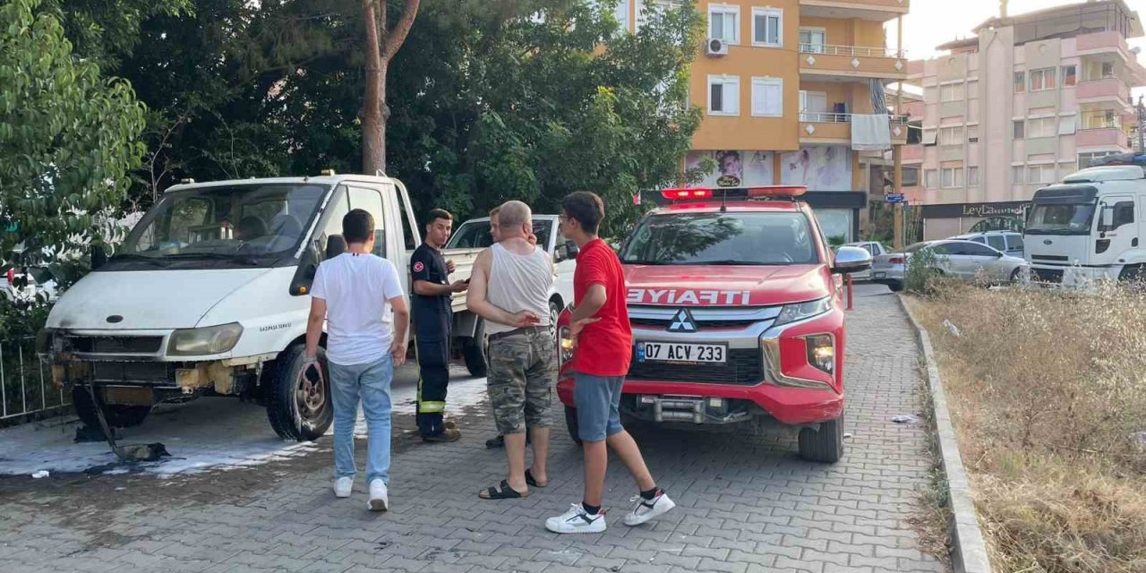 Gazipaşa’da Yanan Kamyonet Ve Ticari Araçta Kundaklama Şüphesi