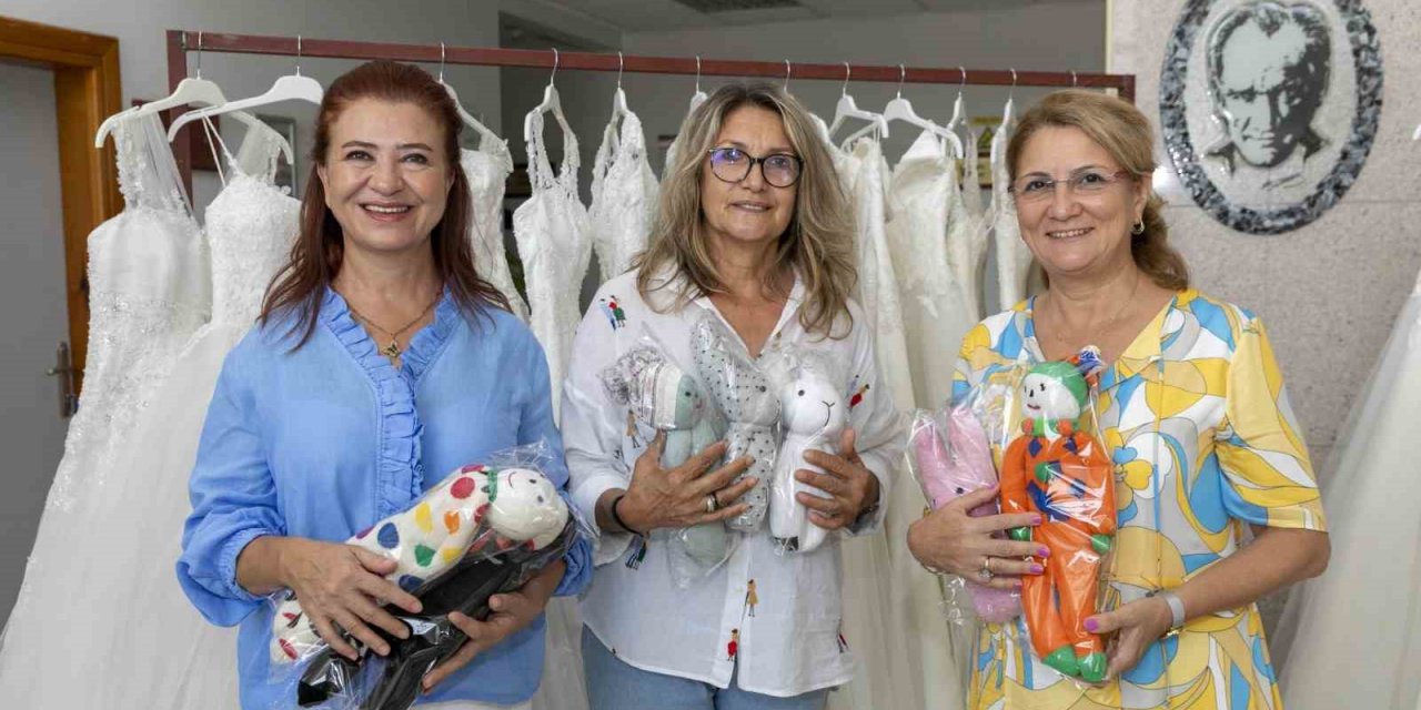 Mersin’den Hatay’a Gelinlik Ve Oyuncak Desteği