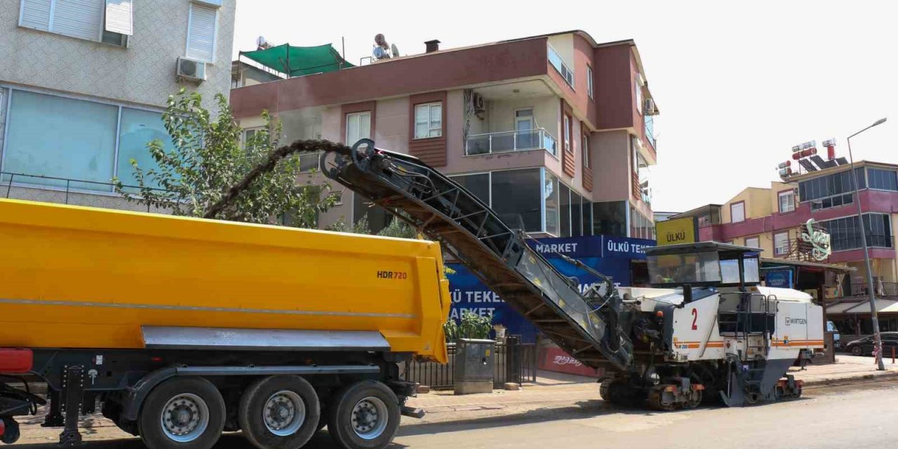 Antalya Bulvarı Yan Yolunda Asfalt Yenileme Çalışması