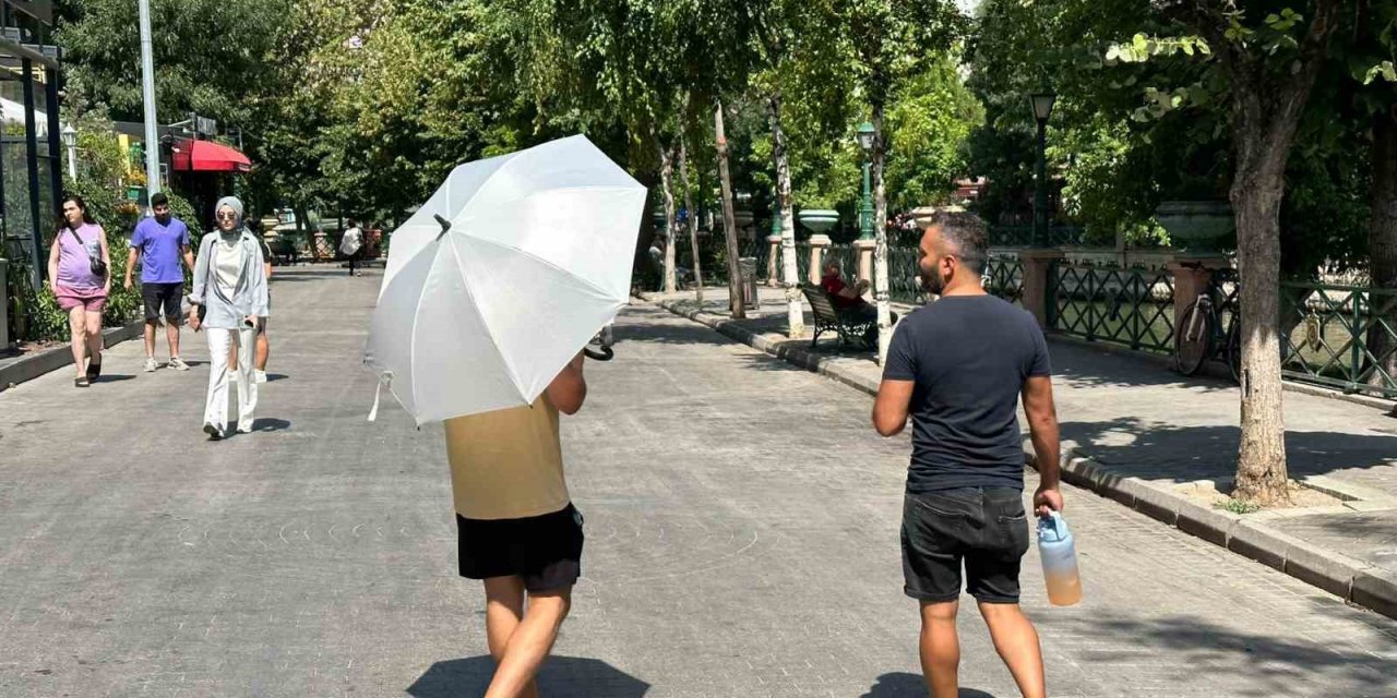 Hava Sıcaklıkları Düşerken Güneşe Karşı Şemsiye Önlemi Devam Ediyor