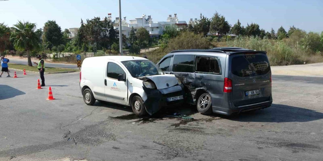 Antalya’da Tur Minibüsü İle Hafif Ticari Araç Çarpıştı: 3 Yaralı