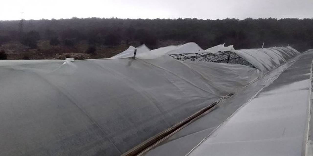 Antalya'da Fırtına Plastik Seralara Zarar Verdi