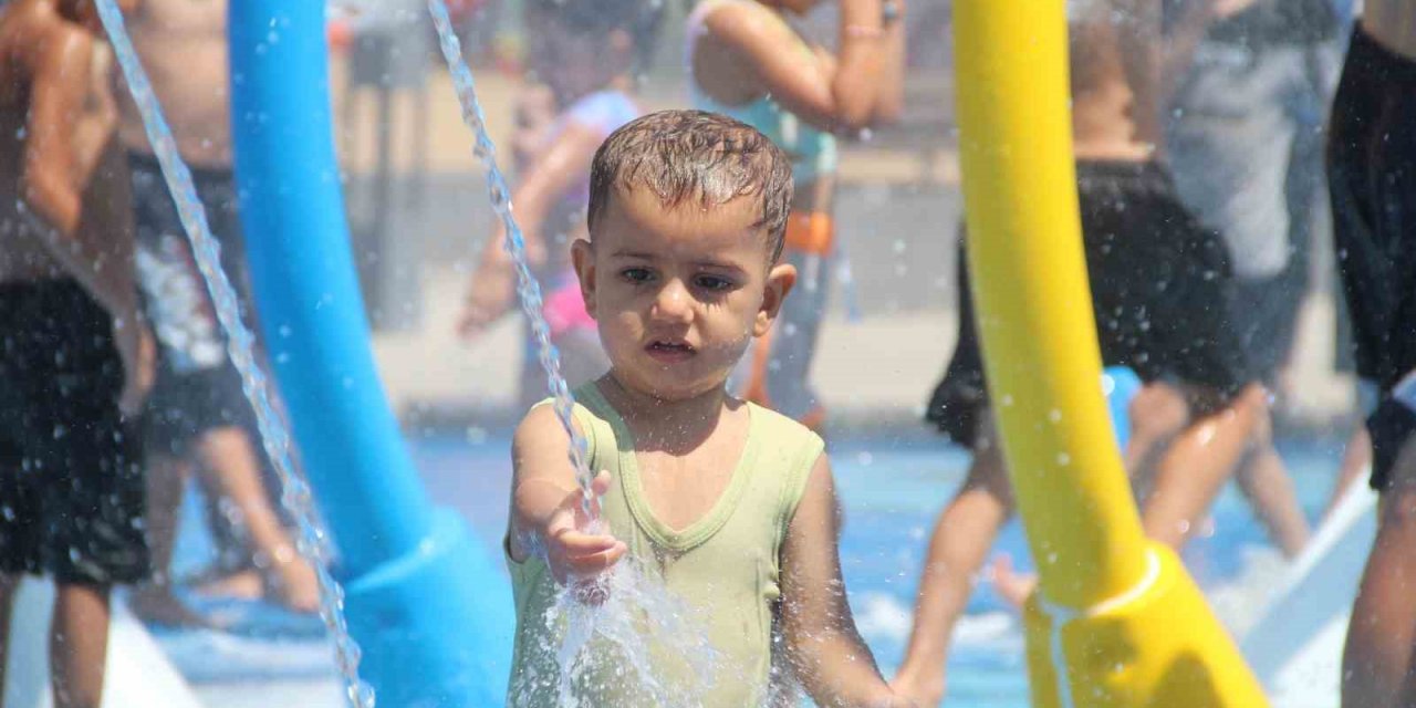 Denize Gidemeyen Çocuklar Mahalleye Kurulan Su Parkında Eğleniyor