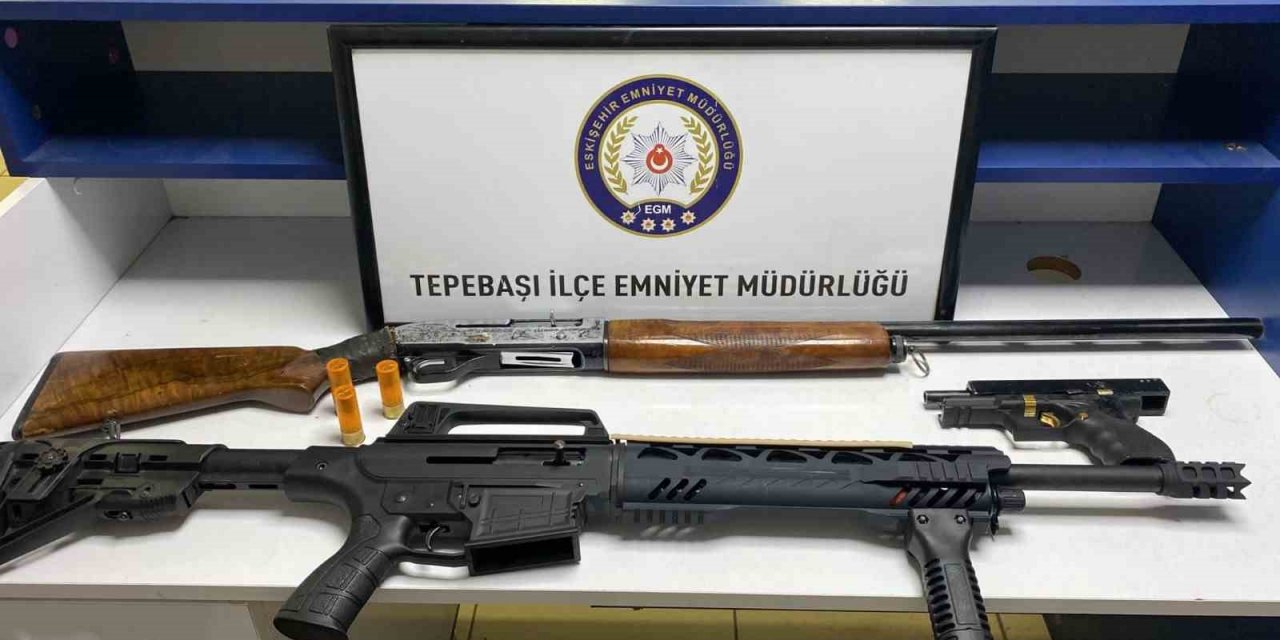 Şüphelinin İş Yerinde 2 Tüfek 1 Tabanca Polis Tarafından Ele Geçirildi