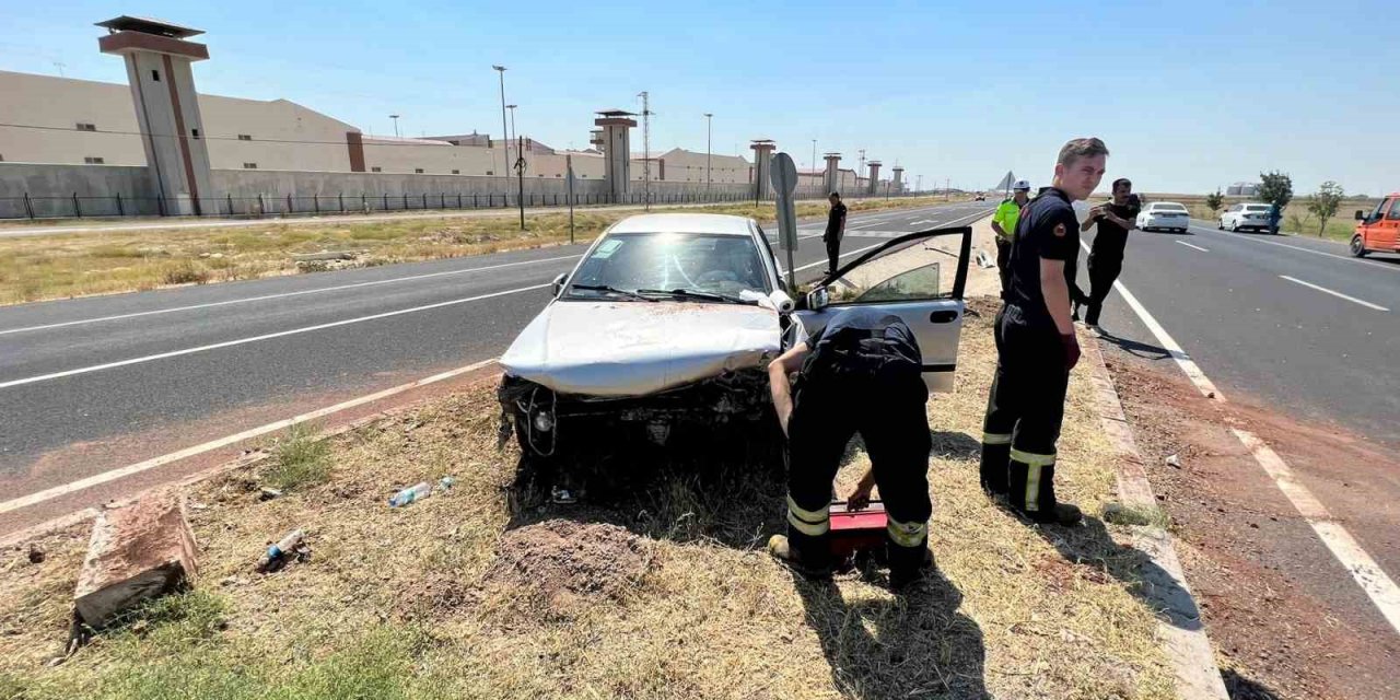 Aksaray’da Otomobil Refüje Çıktı: 2 Yaralı