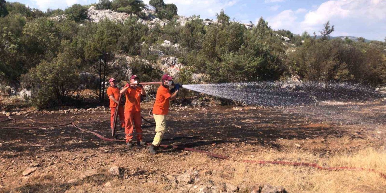 Antalya’da Bozuk Ormanlık Alanda Çıkan Yangın Söndürüldü