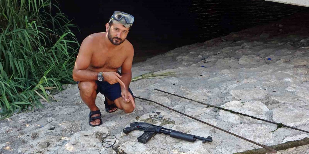 Madeni Para İçin Daldığı Çayın Dibinden Pompalı Tüfekle Çıktı