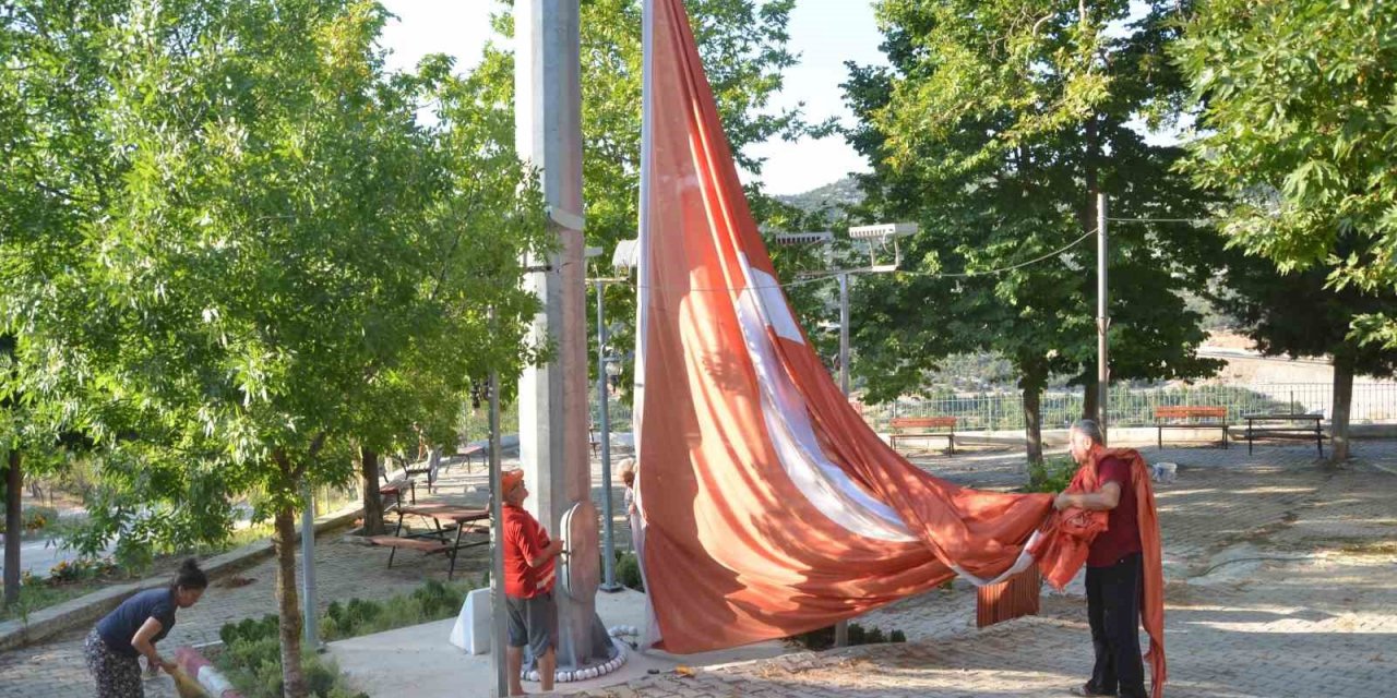 54 Haneli Mahallede 54 Metrekarelik Türk Bayrağı