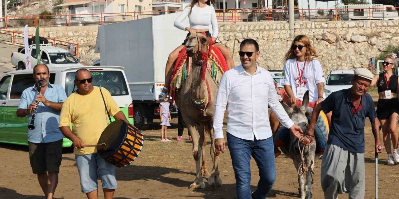 Yarışmacılar Deve Sırtında Davullu Zurnalı Startın Verileceği Alana Taşındı