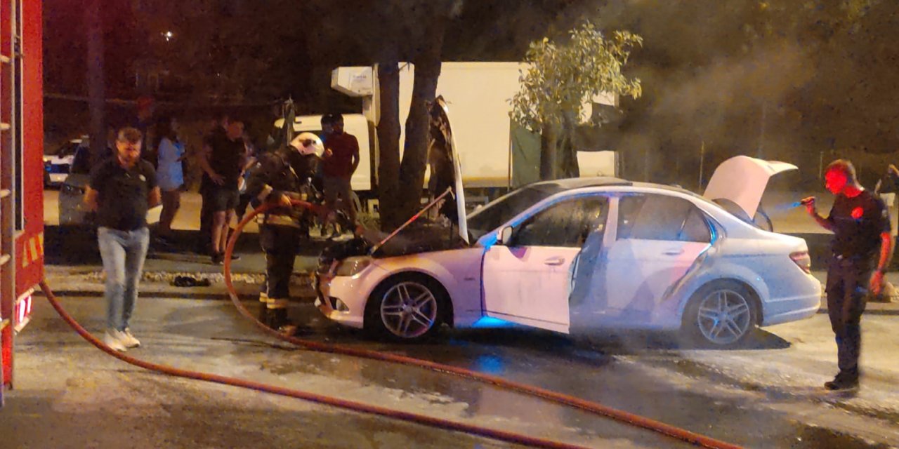 Park Halindeki Lüks Otomobilde Korkutan Yangın