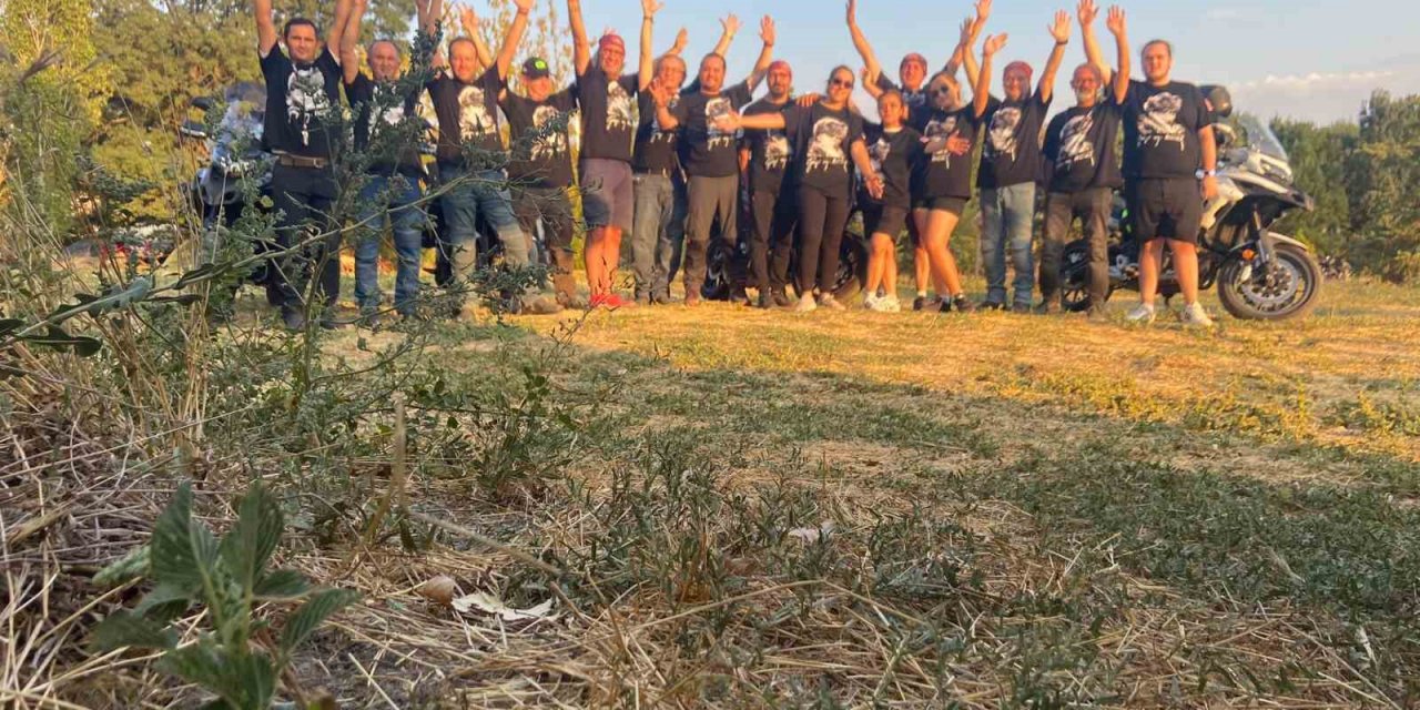 Yüzlerce Motosiklet Tutkunu Şehitliklerde Dua Okudu