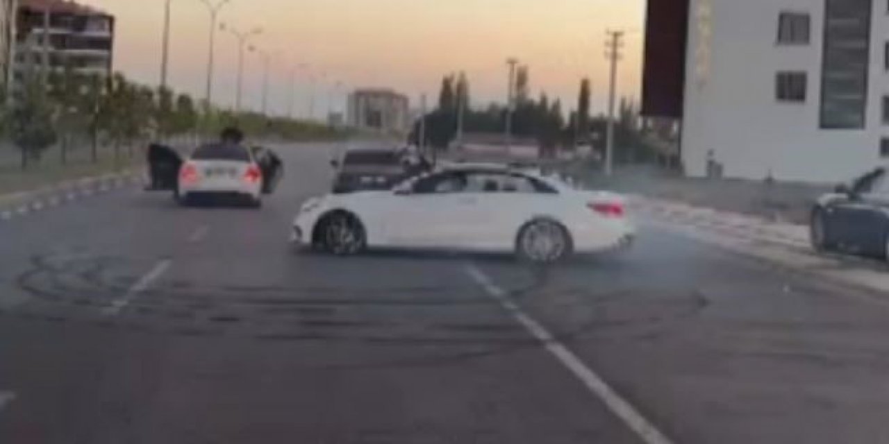 Düğün Konvoyundaki Trafik Magandası Kameraya Yansıdı