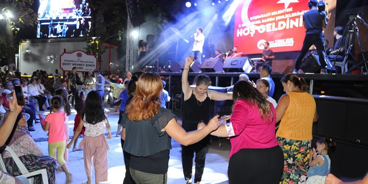 Döşemealtı Badem Şenlikleri,  Karnaval Havasında Yapıldı