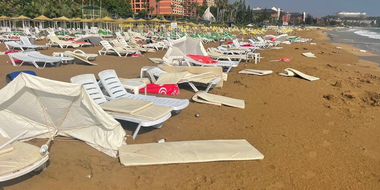 Alanya Plajında Tatilcilere Sağanak Yağış Ve Fırtına Şoku