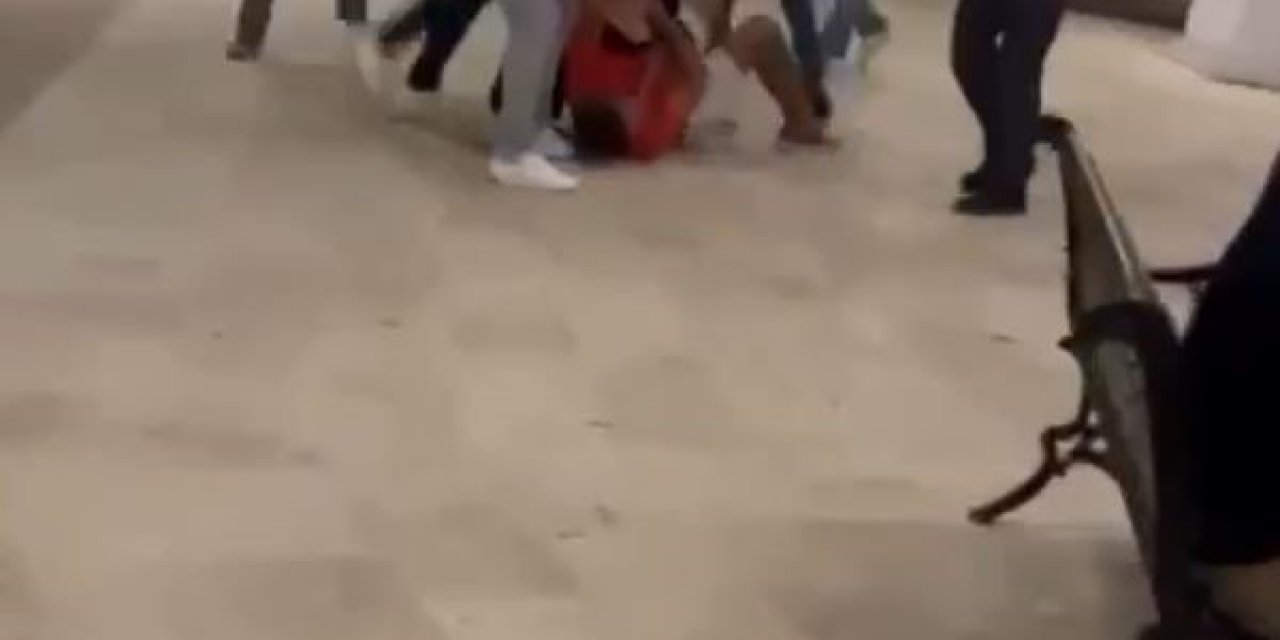 Taksicilerin Müşteri Kavgasında Yere Yatırılan Sürücü Tekmelerle Darp Edildi