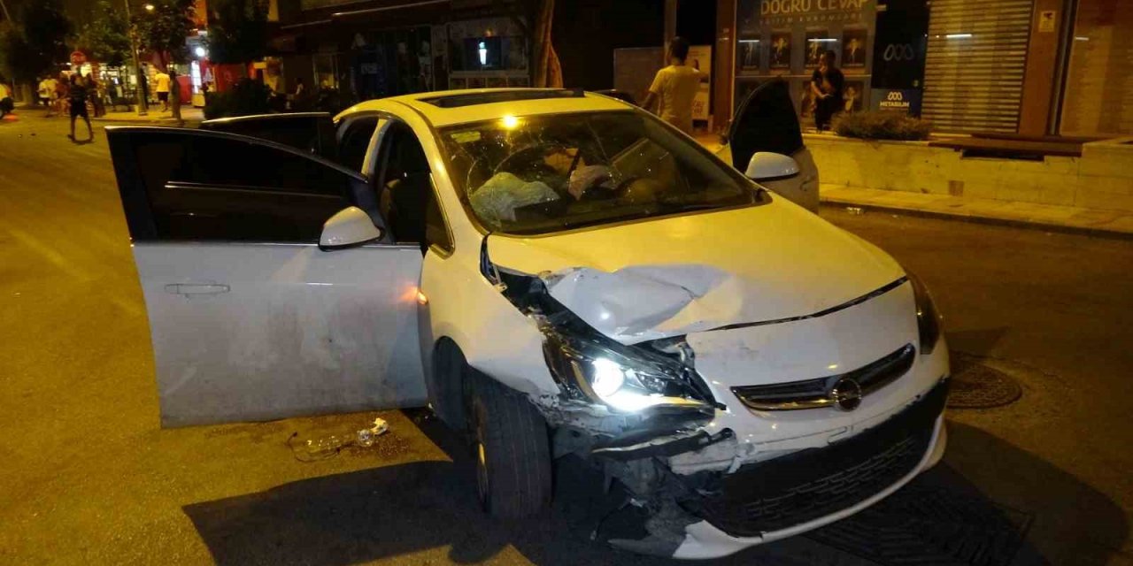 Çarpışan Otomobiller Hurdaya Döndü