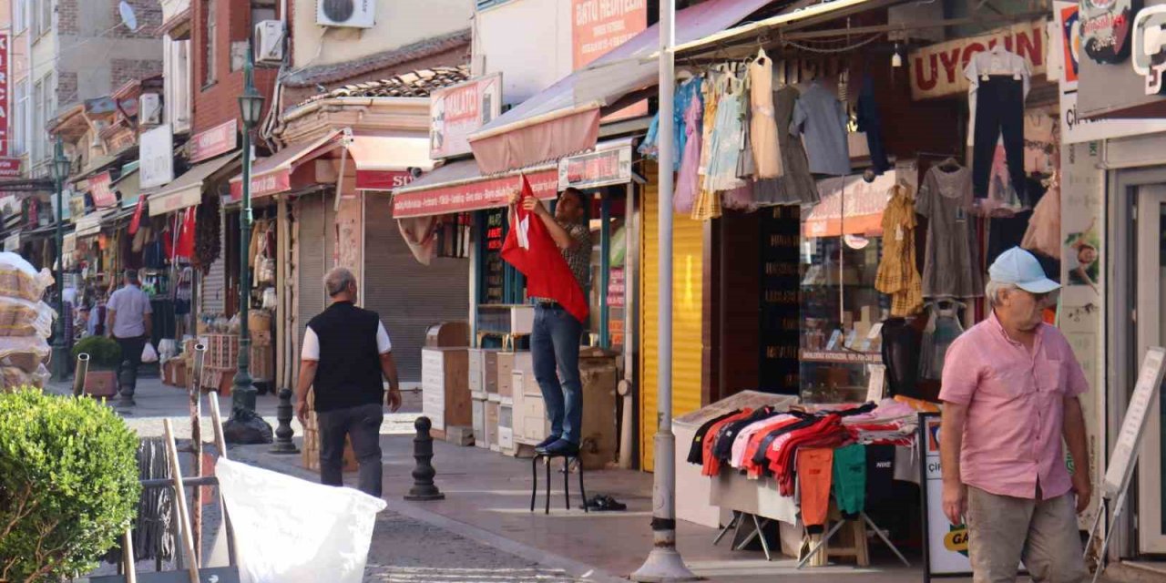 Eskişehir’de Sabah Erken Saatlerden İtibaren Tüm Dükkanlara Türk Bayrağı Asıldı